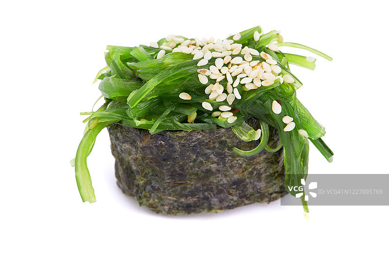 白色背景上孤立的海藻寿司图片素材