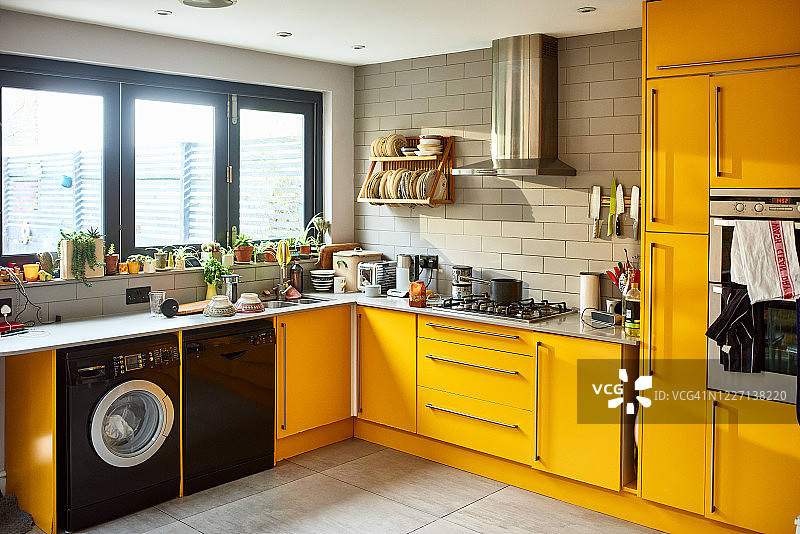 现代的芥末黄色家庭厨房图片素材