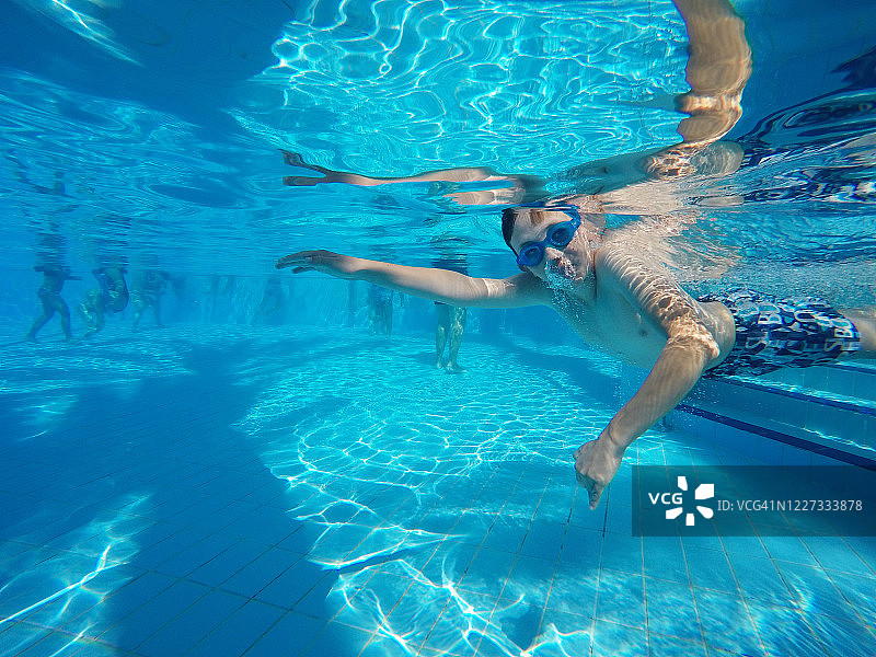 小男孩游泳池的水玩暑假的乐趣图片素材