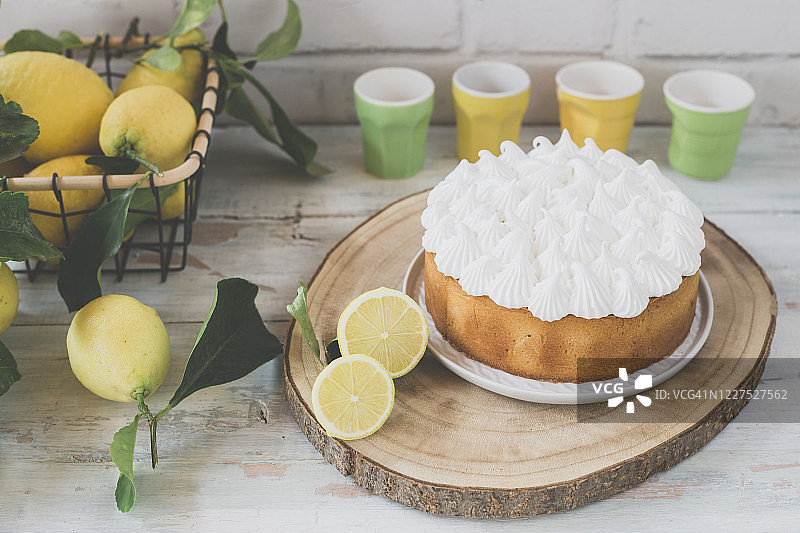 蛋糕架上有柠檬凝乳和蛋白蛋糕图片素材