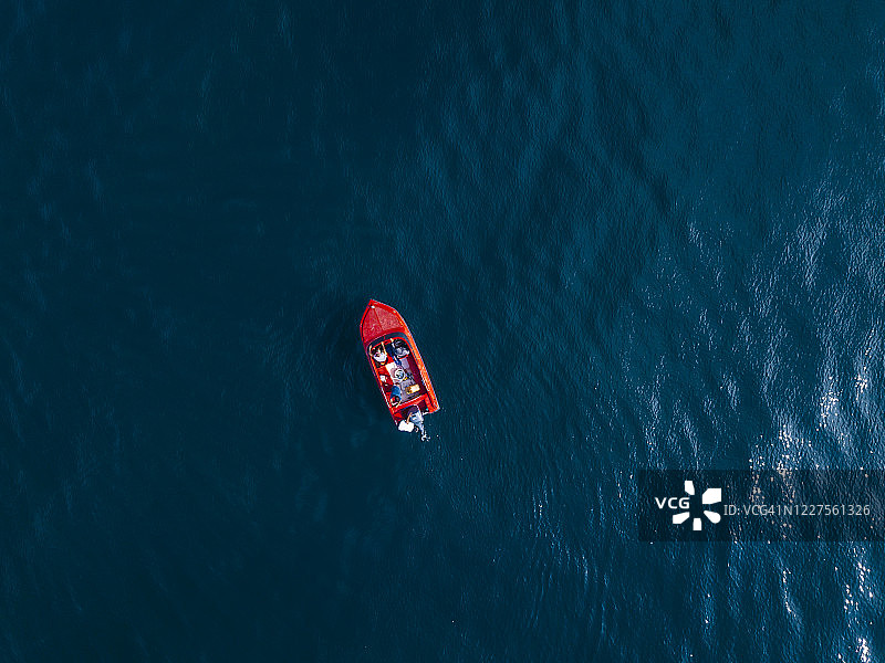 印度尼西亚，巴厘岛，努萨杜瓦，蓝色海面上的红色摩托艇鸟瞰图图片素材