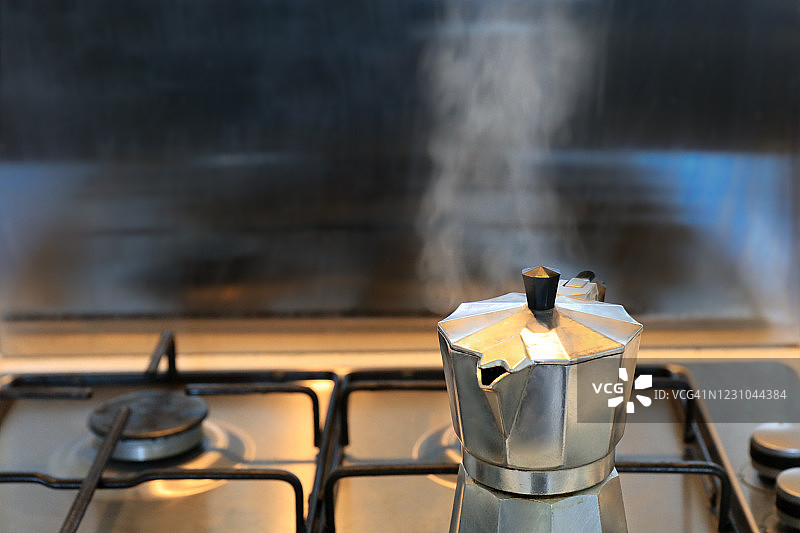 摩卡咖啡壶上有烟和蒸汽。图片素材