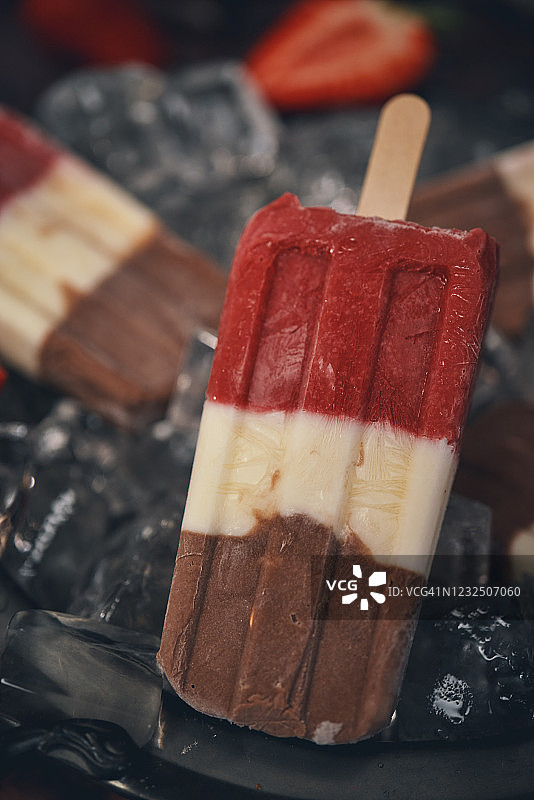 准备香草，草莓，巧克力冰淇淋棒图片素材