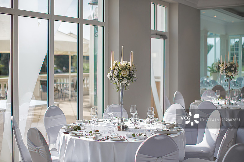 白色的婚礼餐桌和阳台的景色图片素材