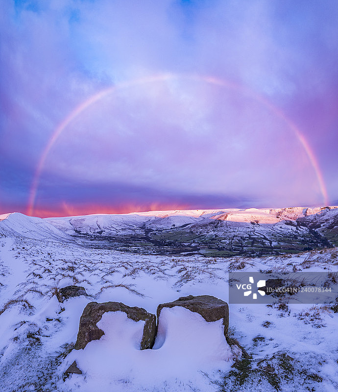 爱代尔山谷日出时雪中的彩虹。峰区。英国图片素材
