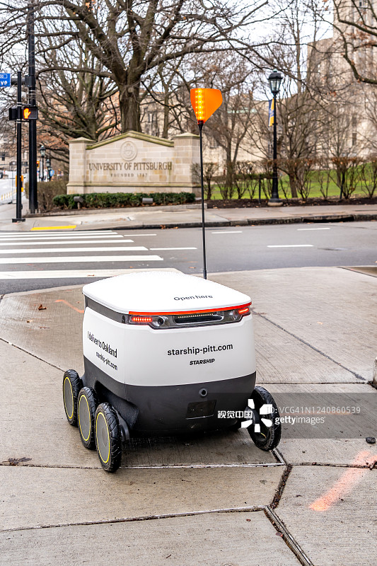 匹兹堡大学校园里的送餐机器人。图片素材