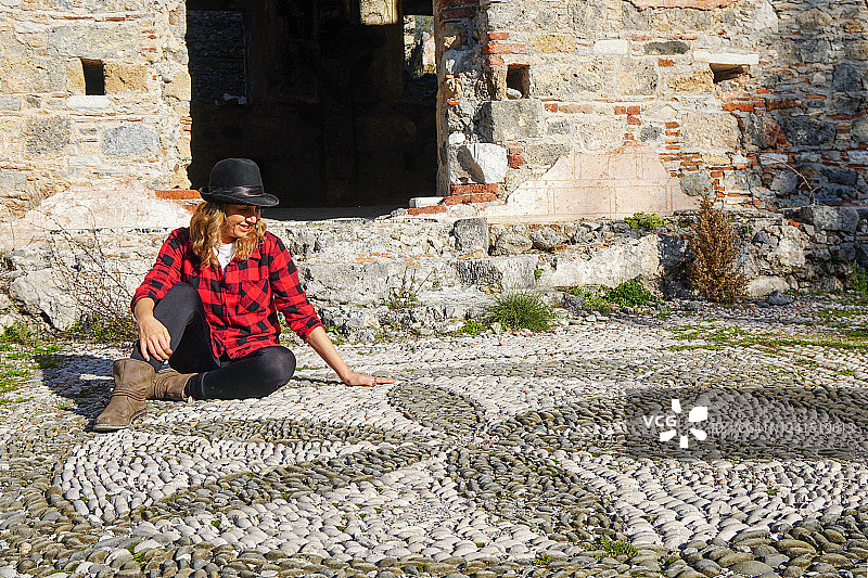 来自土耳其Fethiye的Kaya村。一个女人在古老的村庄里走来走去。图片素材