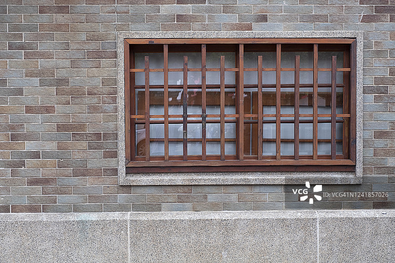 老式中式古典住宅，砖墙木窗图片素材