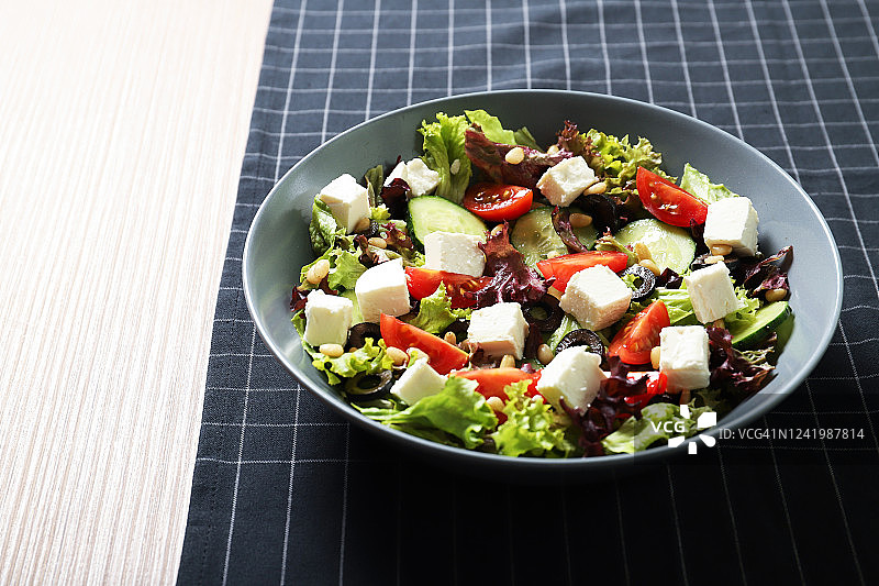 美味的希腊沙拉配新鲜蔬菜。图片素材