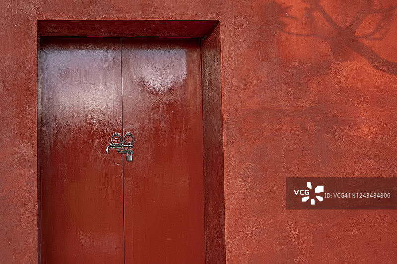 中国传统的红色门，带有古老的门环和储物柜图片素材
