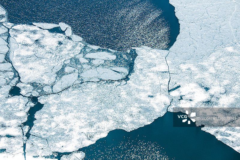 在夏季解冻期间皮罗拉湖的抽象细节的空中天顶图。图片素材