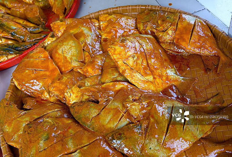姜黄包覆鲳鱼煎盘，孟加拉国。图片素材
