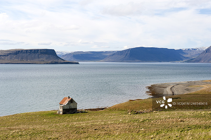 冰岛西峡湾Arnarfjordur的农舍图片素材