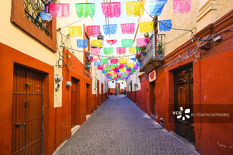 墨西哥瓜纳华托市的一条红漆小巷图片素材