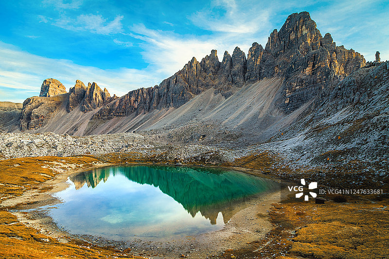 意大利拉瓦雷多山峰附近的美丽山湖图片素材