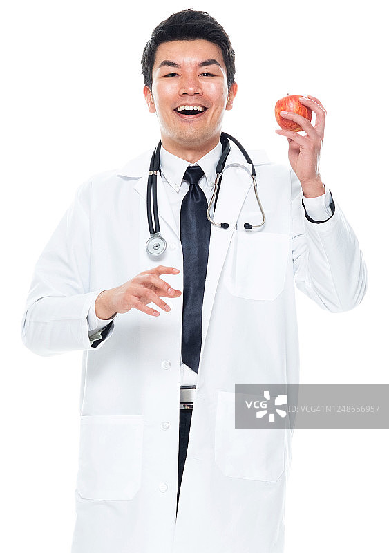 东亚人种年轻男医生站在白色背景穿着实验室大褂图片素材