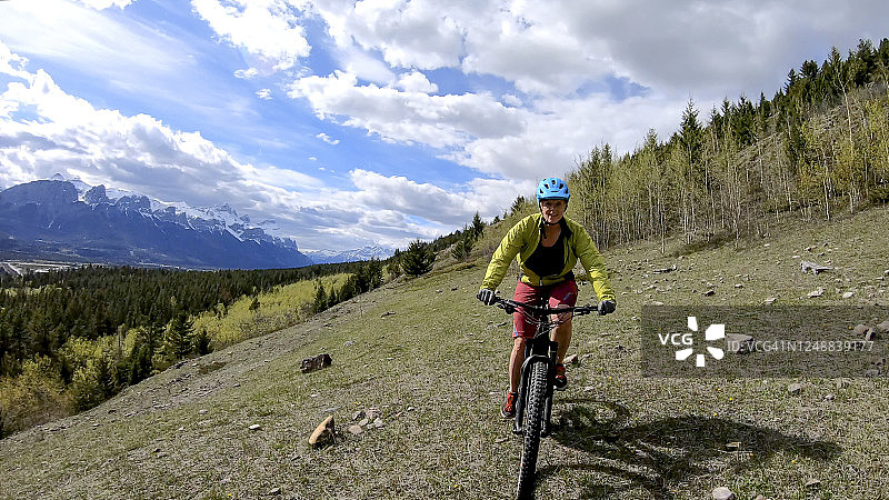 女山地自行车沿着山脊骑电动自行车图片素材