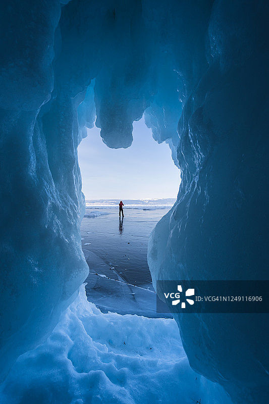 冬季，俄罗斯西伯利亚贝加尔湖的蓝色冰洞图片素材