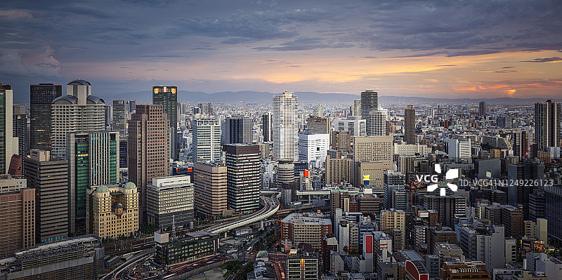 日落时分的大阪天际线全景图片素材