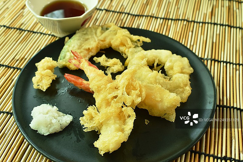 脆炸虾和洋葱南瓜面粉或天妇罗日本食物蘸酱油图片素材