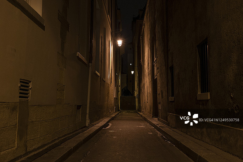 夜晚空旷黑暗的街道图片素材