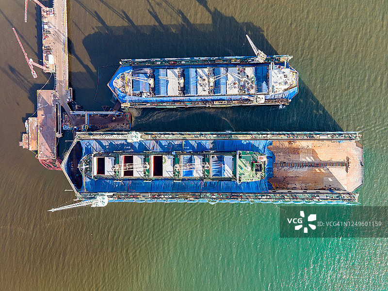集装箱船在进出口业务中运载集装箱，国际集装箱货运船物流运输，工业港口集装箱船，图片素材