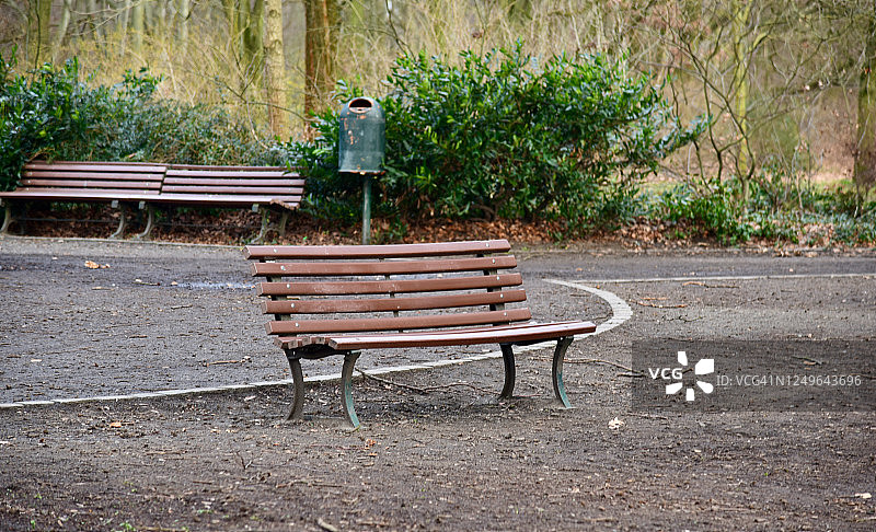 木制空椅子在柏林一个公园周围独特的照片图片素材