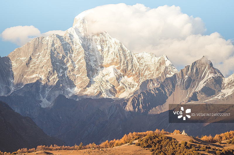自然景观雪山自然景观背景旅游目的地景观香格里拉山格局秋天，中国，四川，西藏图片素材