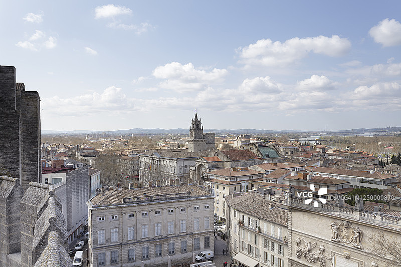俯瞰皇宫广场和普罗旺斯阿维尼翁的屋顶。图片素材