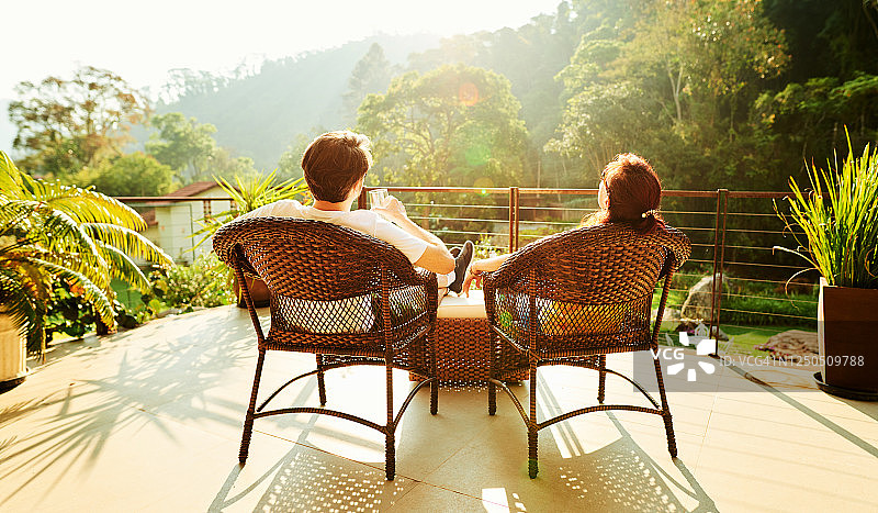 情侣在酒店阳台休息图片素材