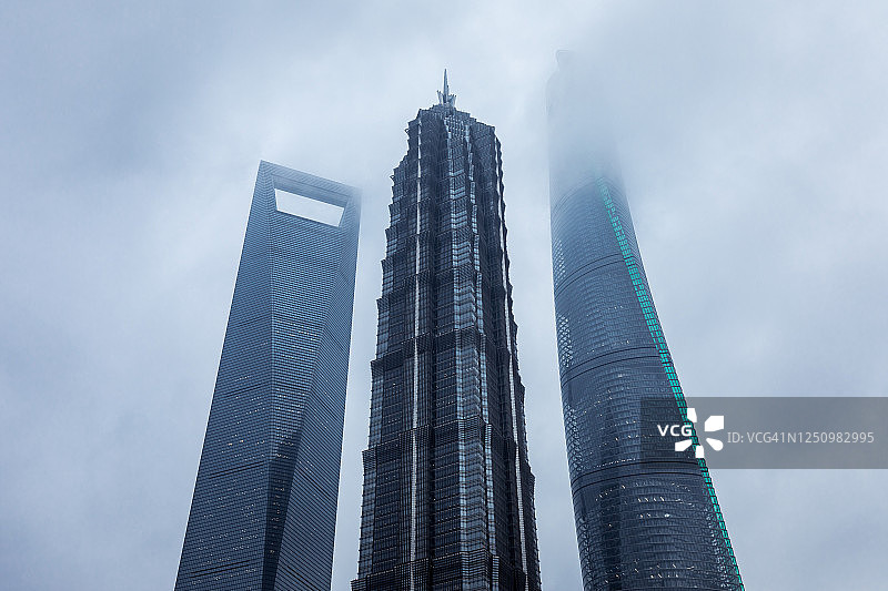 看看中国上海陆家嘴金融区的摩天大楼。图片素材