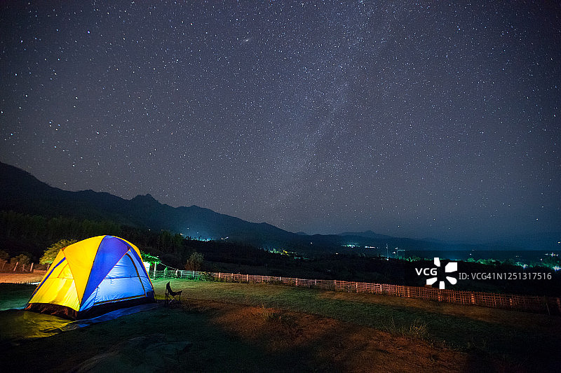 在泰国北部有露营帐篷的山上，有银河和夜空中的星星图片素材