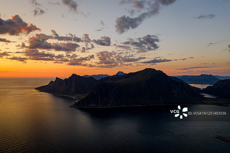 挪威纳普田园诗般的日落鸟瞰图图片素材