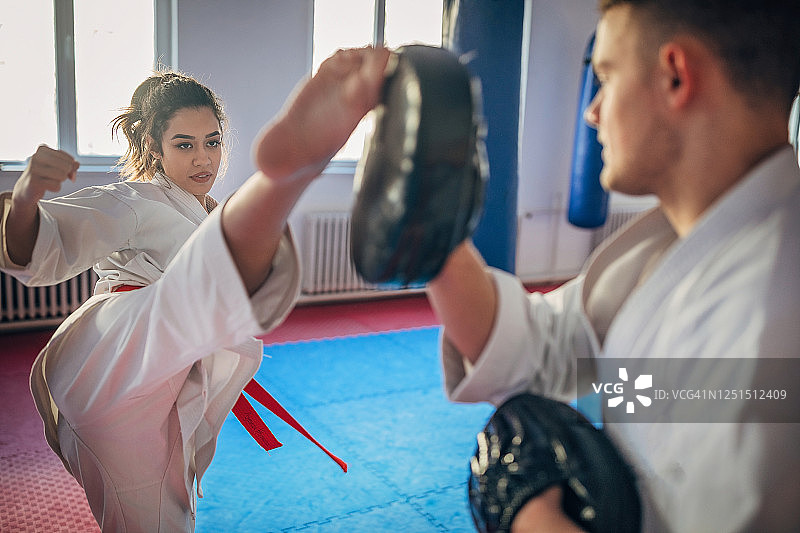 空手道学生与她的教练室内拳击图片素材