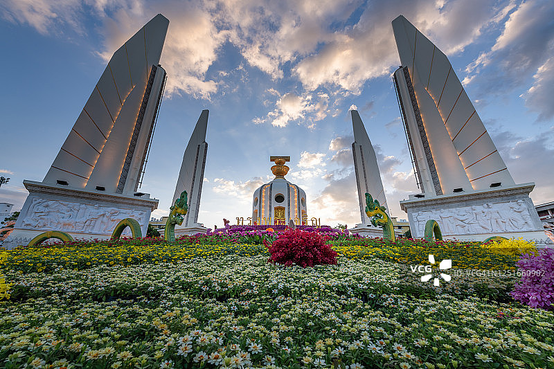 在泰国曼谷中心的胜利纪念碑的城市景观黄昏。曼谷的地标，很受游客欢迎图片素材