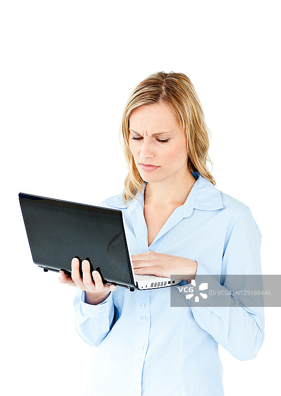 年轻的女商人对一台笔记本电脑感到沮丧图片素材