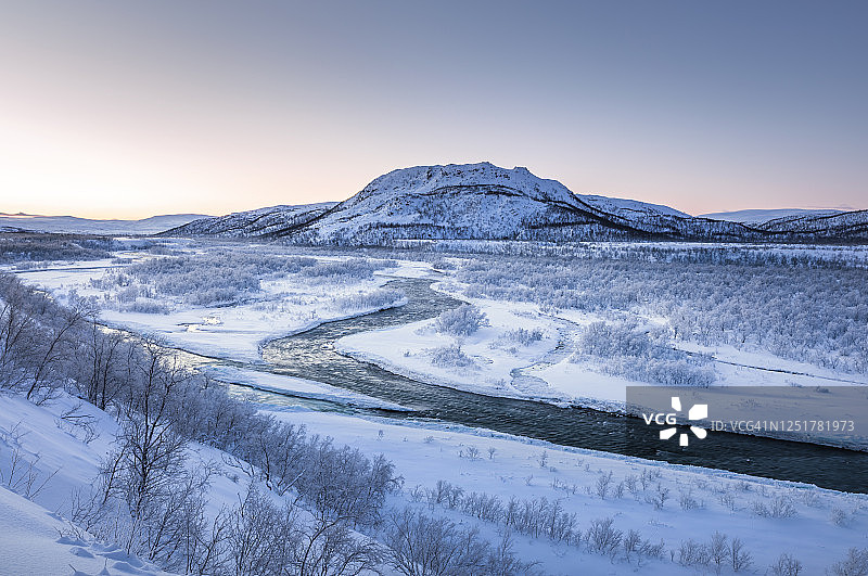挪威勒贝斯比，冬天的Storelvvassdraget河景观图片素材