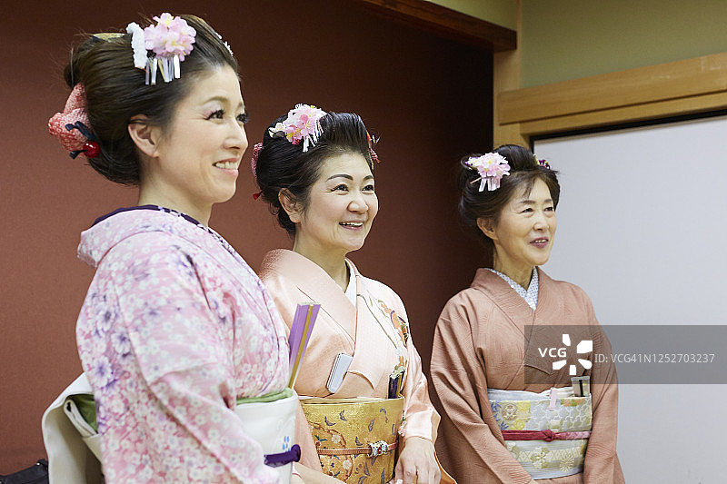 三个女人面带微笑，穿着和服图片素材
