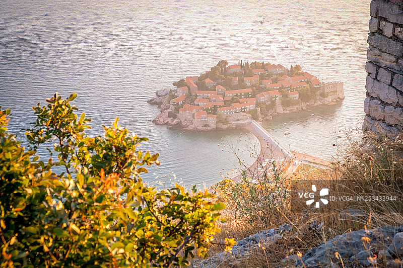 Sveti Stefan岛城市的日落景观。黑山。巴尔干半岛,亚得里亚海图片素材