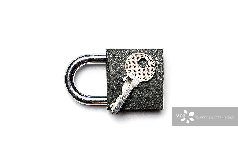 挂锁和钥匙隔离在白色背景上。有金属锁垫的隐私保护。图片素材
