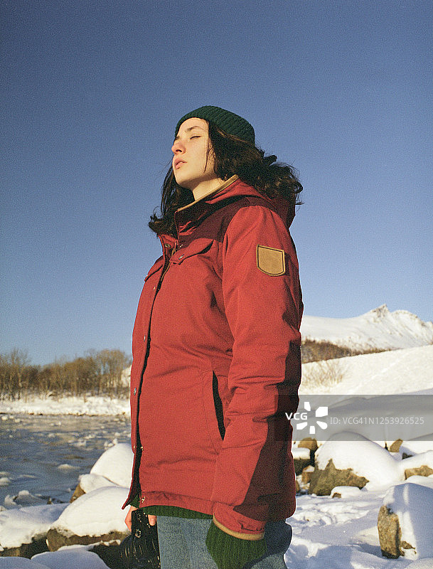 罗浮敦岛上白雪中的女子肖像图片素材