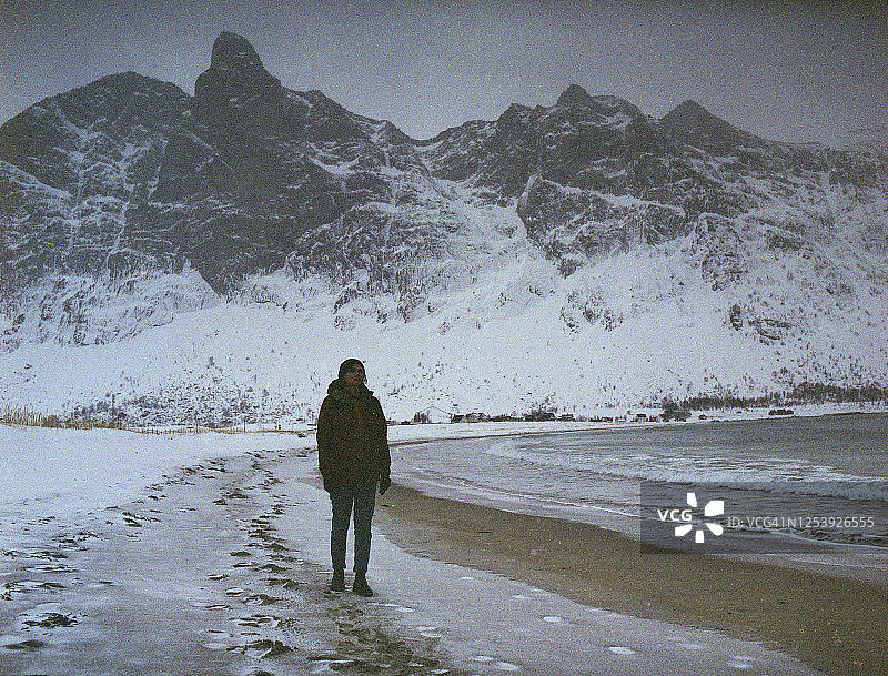 冬日里，罗浮敦岛的一名女子在海边散步图片素材