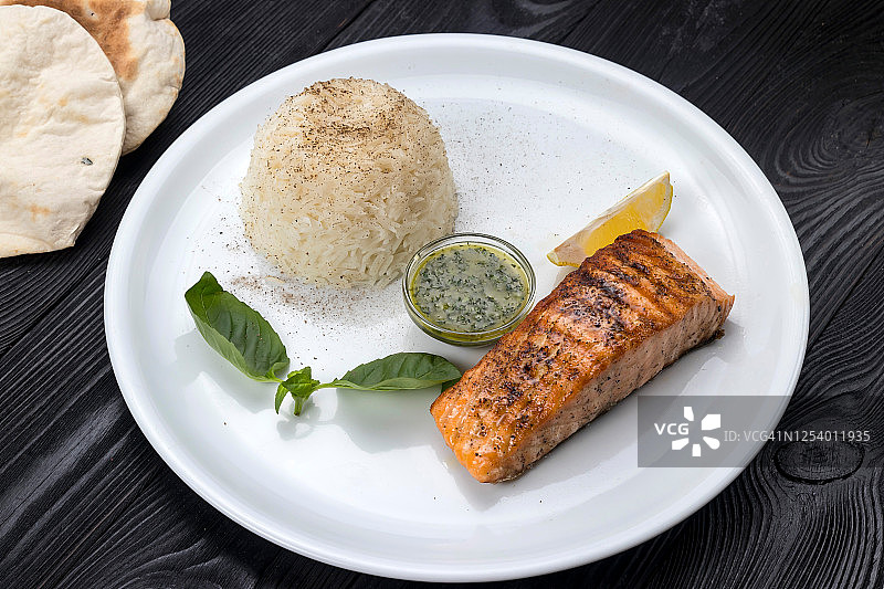 白盘子里的烤鲑鱼配米饭图片素材