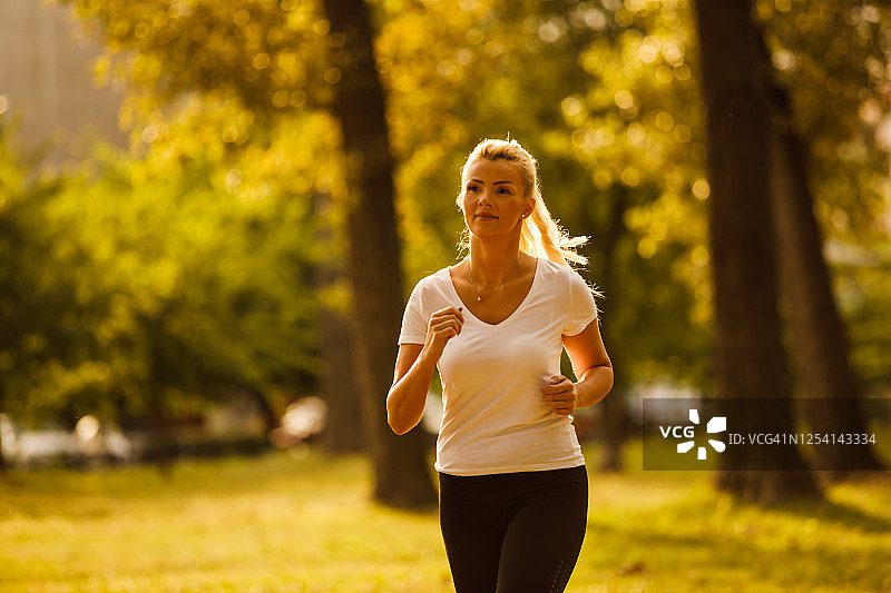 健康的中年妇女在跑步图片素材