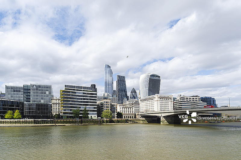横跨泰晤士河的伦敦城市轮廓线图片素材