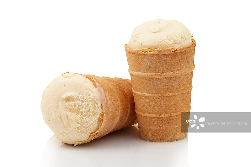 美味的牛奶冰淇淋华夫饼孤立在白色背景图片素材