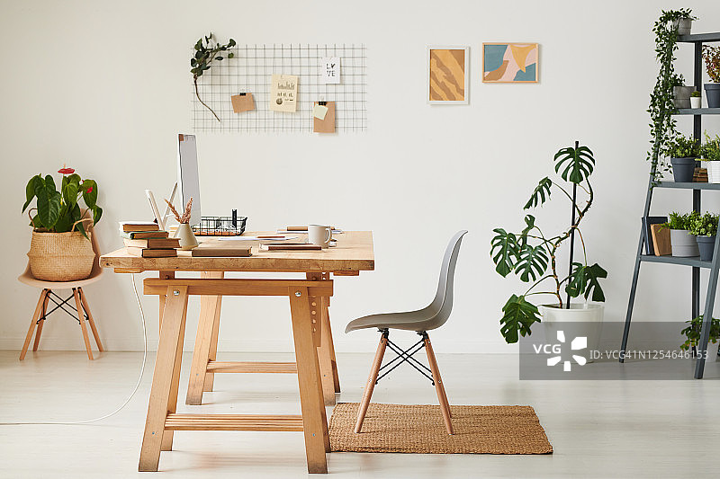 生态家庭办公，木桌，各种盆栽植物和现代电脑图片素材