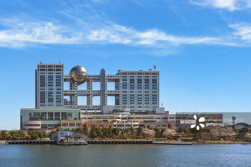 台场岛上的水上城购物中心和富士电视台大楼图片素材