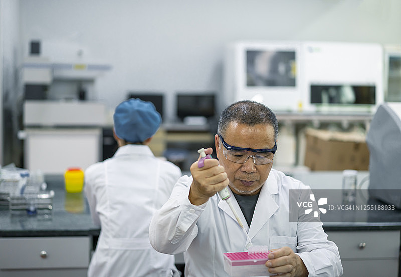 一个亚洲中年男性医生在实验室图片素材