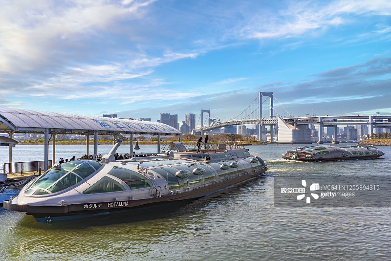 水上巴士“Hotaluna”停靠在东京御台场海滨公园的浮桥上。图片素材